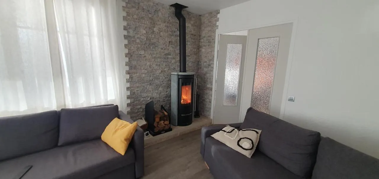 Appartement Entier Au Dessus De Villa, Climatisation Reversible Poele A Bois Tres Chaleureux , Wi Fi Parking Privee Gratuit Situation 500 M, Plage Et Centre Ville location