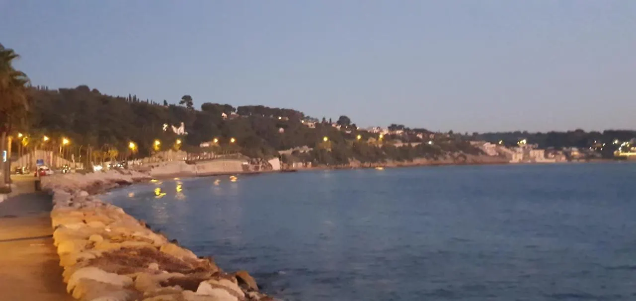 Villa Chaleureuse: Appartement Indépendant avec Wi-Fi et Parking Sanary-sur-Mer